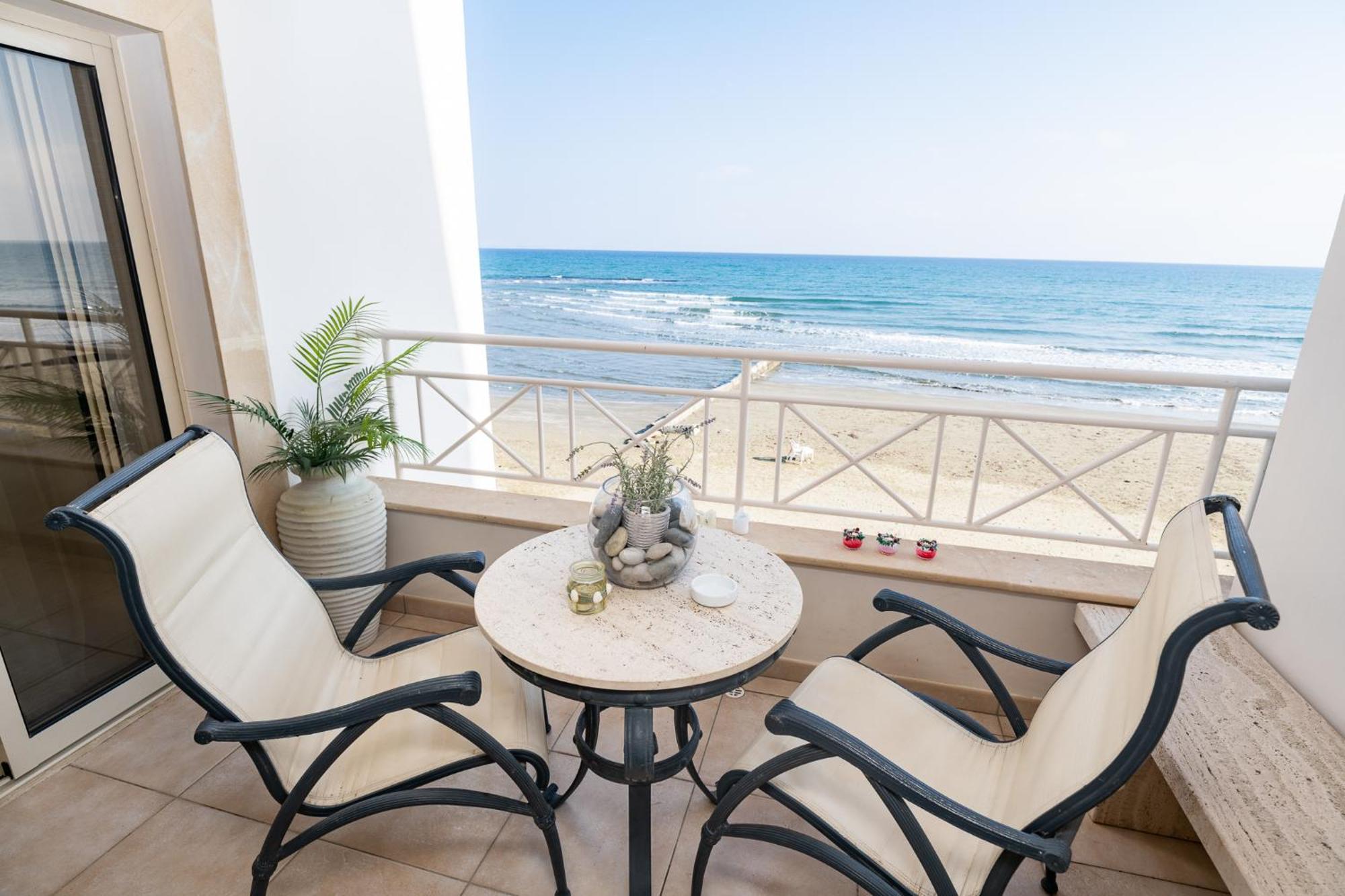 Quattro Beachfront Sea View Ap 4 라르나카 외부 사진